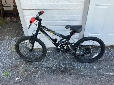 Vélo pour enfant 20 pouces fonctionne bien, doit être vendu avant le 30 juin.