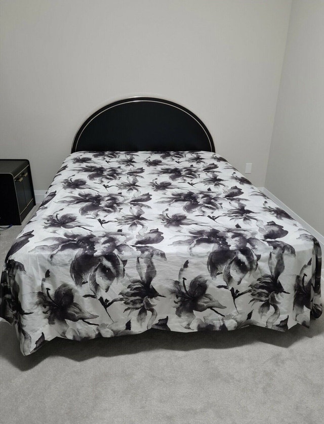 Black Queen Bedroom 5 Piece Set Beds & Mattresses Kitchener