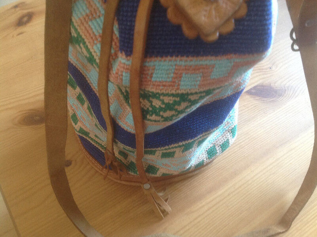 HANDMADE IN MEXICO - COLOURFUL NEEDLEWORK /LEATHER ACCENT PURSE in Women's - Bags & Wallets in Thunder Bay - Image 2