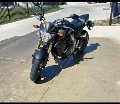 2012 ￼ Honda CB1000R - Black Gold edition - LIKE NEW Only 11333 KM! Runs and looks like new! Rear ti...