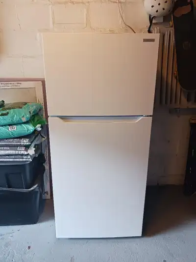 Frigo/congelateur blanc Insignia 14 pied cubes achete neuf avril 2025 / Insignia fridge/freezer 14 c...