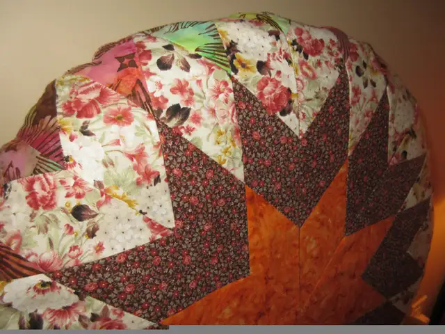 Christmas Star Quilted Cushion in Home Décor & Accents in Saskatoon - Image 7