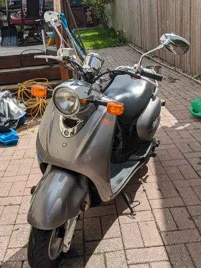 2007 Yamaha vino scooter 125cc, low mileage, removable windshield, great shape, stored inside in win...