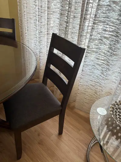 Table ronde vitrée à vendre + 4 chaises en bois, View more