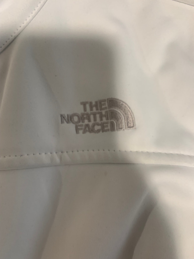 Women’s The North Face Apex Jacket White Medium in Women's - Tops & Outerwear in City of Toronto - Image 4