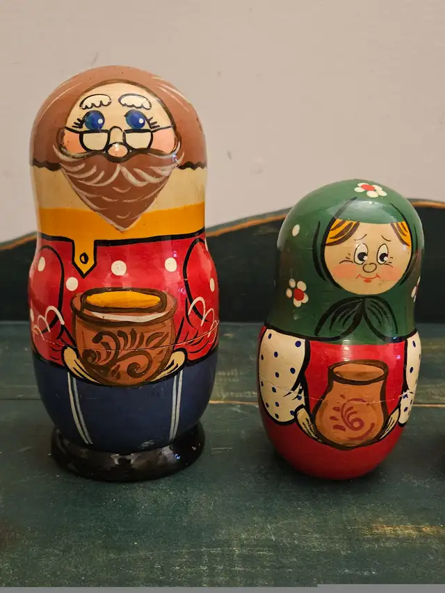 VTG WOODEN 5 - PIECE RUSSIAN MATRYOSHKA NESTING DOLL - 7.5" TALL in Home Décor & Accents in City of Toronto - Image 4