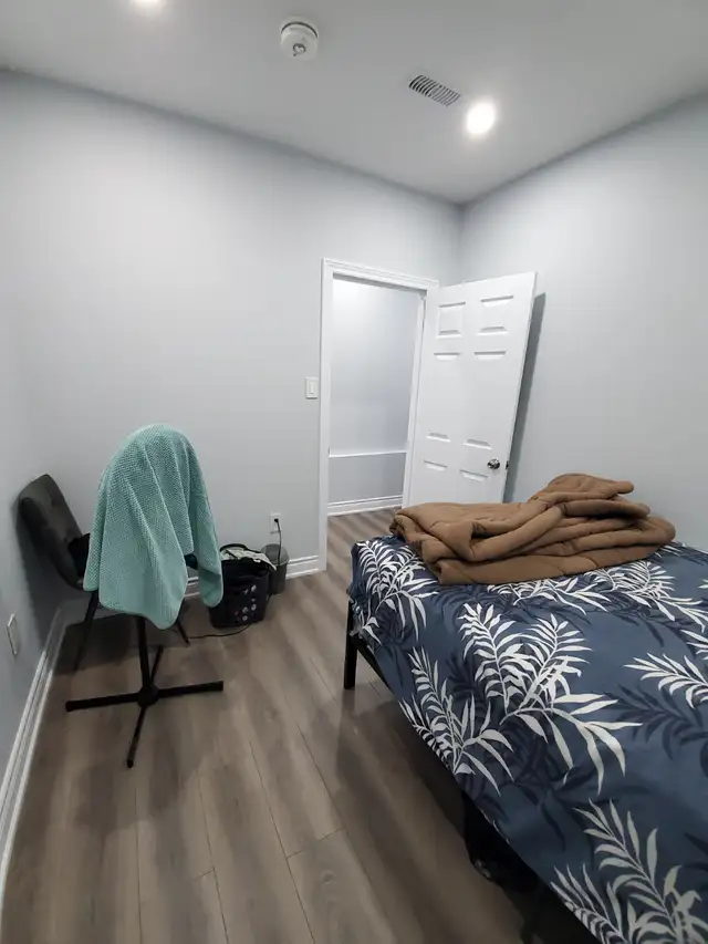 1 Bed 1 Bath Townhouse - Furnished room available in Room Rentals & Roommates in City of Toronto - Image 3