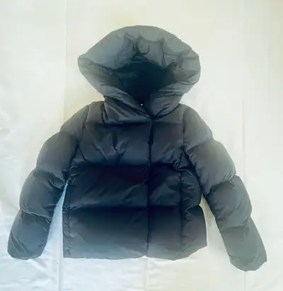 Gently worn women’s winter puffer jacket in classic black. Like new condition with no stains, rips,...
