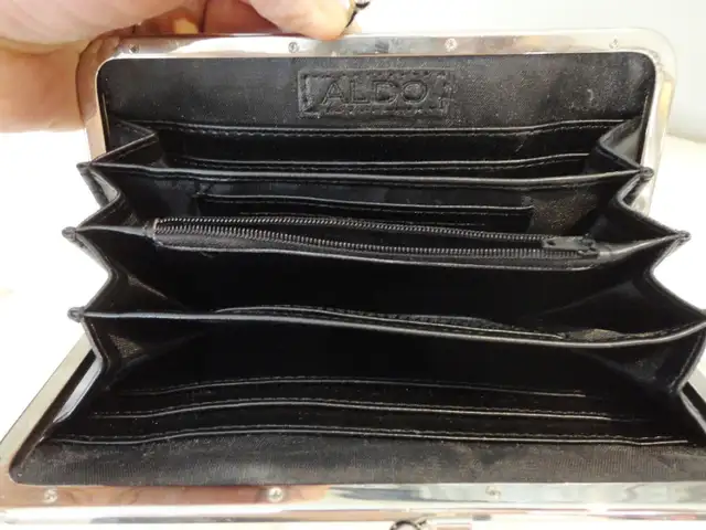 Selling 2 Women's Purses and 1 Women's Wallet -See prices in ad in Women's - Bags & Wallets in Kitchener / Waterloo - Image 9