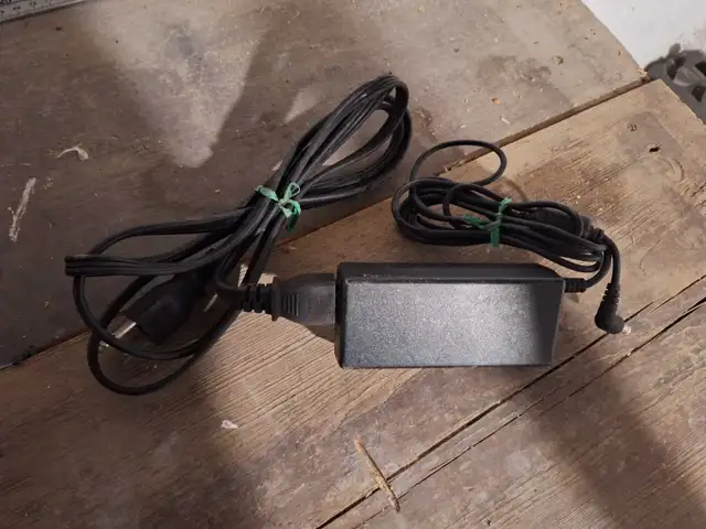 laptop charger/ power supply in Laptop Accessories in Cambridge - Image 2