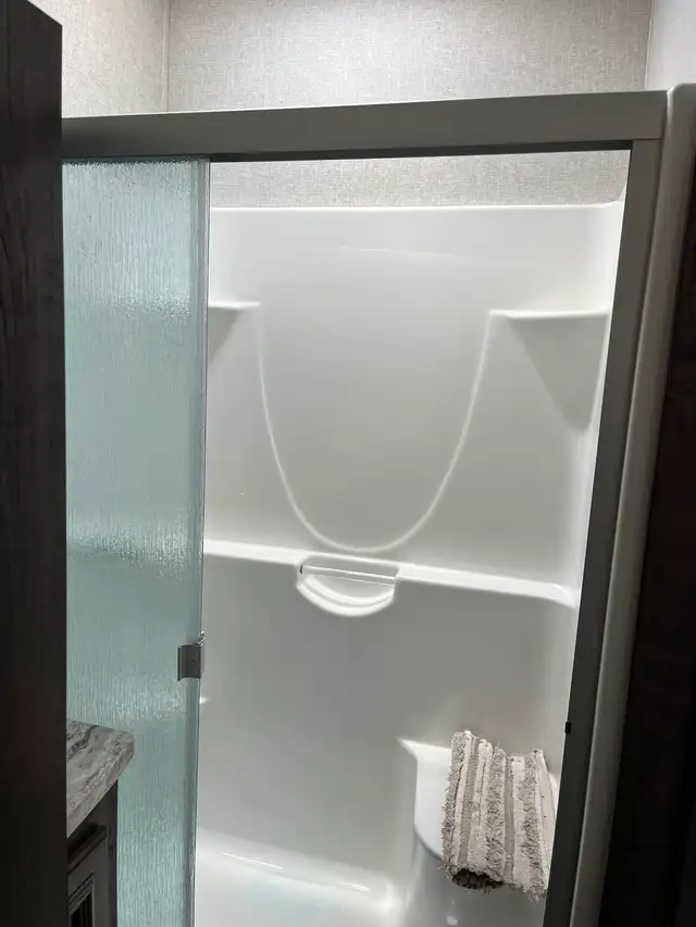 2018 Montana 374FL 5th Wheel Camper in Travel Trailers & Campers in Regina - Image 9