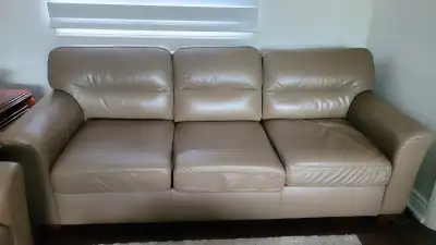 Excellent 3 piece leather sofa set that we bought only 5 years ago!! Very high quality leather used...