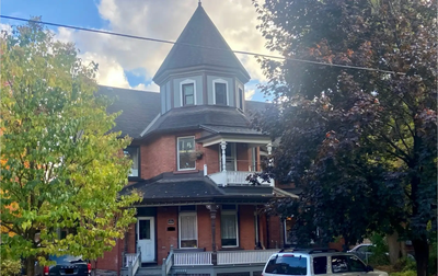 This 1000 square-foot 2 bedroom apartment home is located at McLeod St & Bank St, Ottawa. This singl...