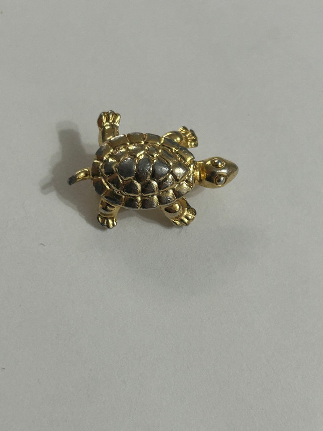 Turtle pin in Arts & Collectibles in Longueuil / South Shore