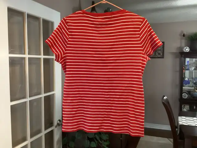 Tommy Hilfiger Scarlet Sail-Stripe V-Neck Tee - Women’s size M in Women's - Tops & Outerwear in Oshawa / Durham Region - Image 4