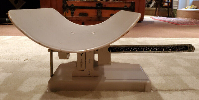 VINTAGE 1930'S BABY SCALE in Arts & Collectibles in City of Toronto