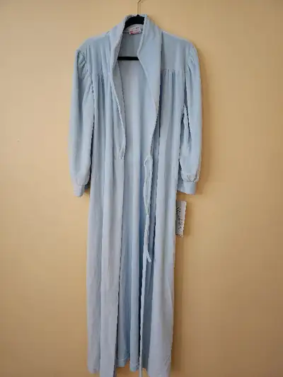 Glissez-vous dans le confort et la chaleur de ce peignoir Nalpac. Il est doté d’une ceinture à nouer...