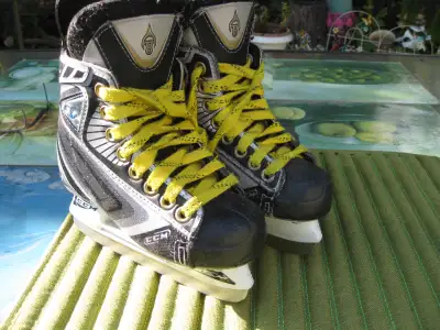 Youth CCM CRB-5 Ice Hockey Skates Size 11 GC, View more