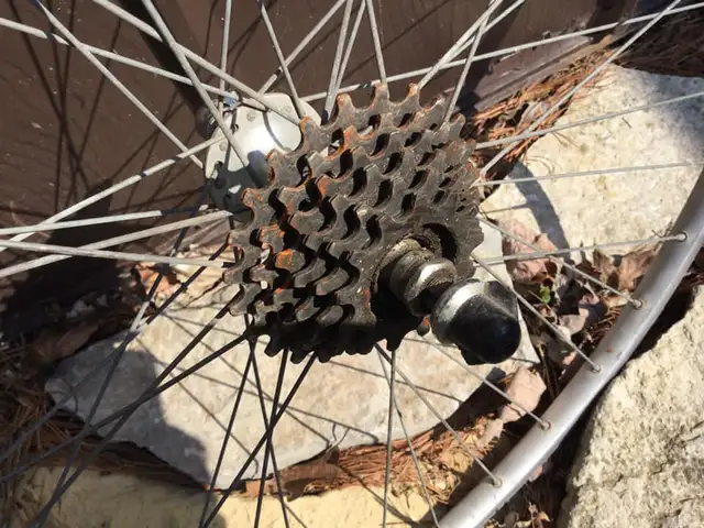 700c vintage road bike wheels 1980s in Frames & Parts in Kingston - Image 5