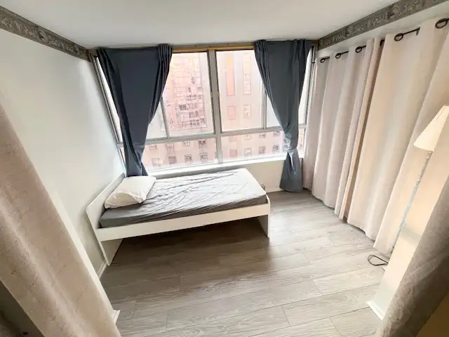 DOWNTOWN BAY COLLEGE CONDO ROOM EXTRA PRIVATE LIVING AREA POOL