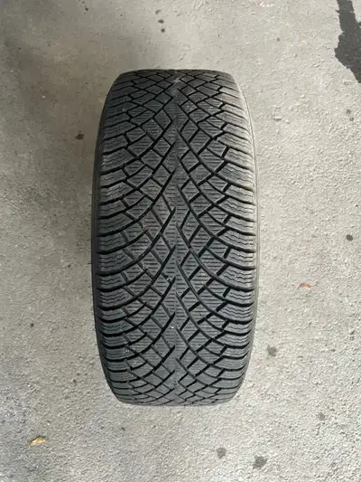 4 Pneus nokian hakkapellita r5 hiver 225/50r17 sur des mags honda Était sur un honda accord 2012, un...