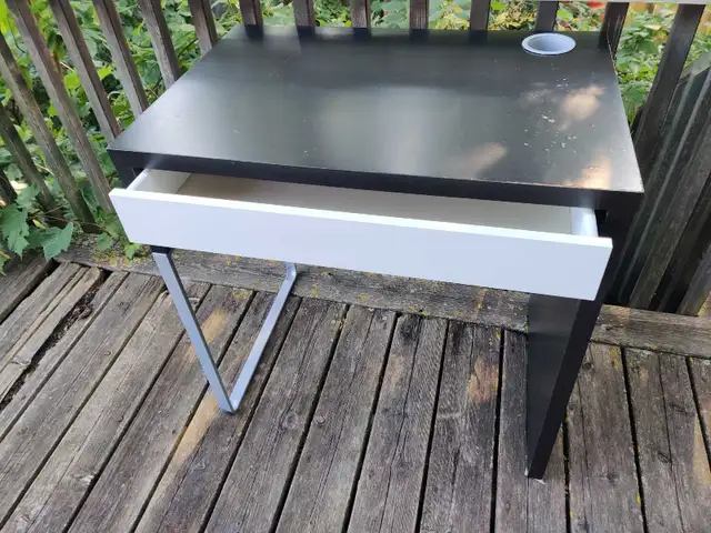 Personal desk with large drawer & cable hole in Desks in Ottawa - Image 3