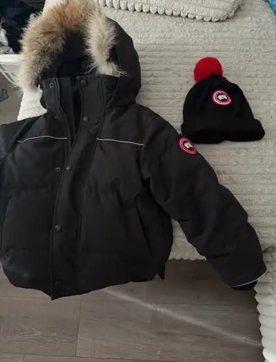 Kids Canada goose jacket size 6-7t used for two winter still in a new condition comes with cover bag...