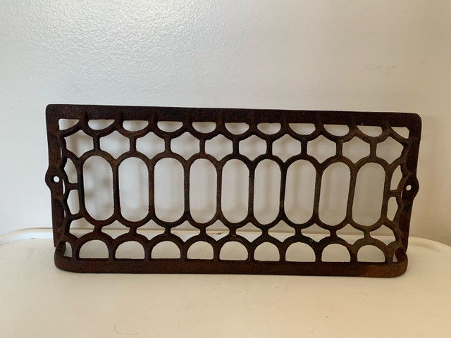 Antique Cast Iron Grate in Arts & Collectibles in Moose Jaw