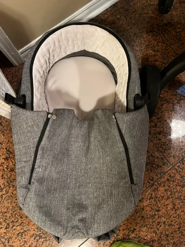 Stokke stroller V6 with bassinet . (car seat extra cash) in Strollers, Carriers & Car Seats in Markham / York Region - Image 8