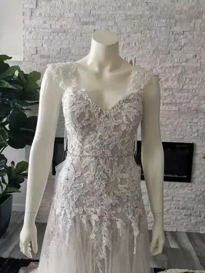 Beautiful Wedding Gown: Designer: Adrianna Papell Style Name: LULA Size: 12 Color: Ivory, Dark-Champ...