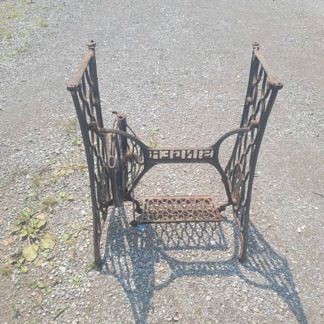 Antique singer sewing machine base in Patio & Garden Furniture in St. Catharines - Image 2