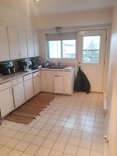 5 1/2 de 3 chambres, pres metro longueuil, LIBRE