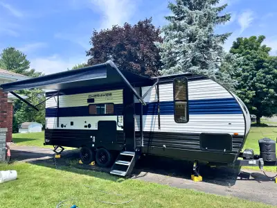 Je vends ma roulotte Forest River Cherokee Grey Wolf Limited 234DC 2023, une unité en excellente con...