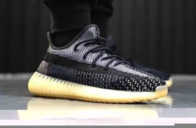 Yeezy 350 V2 Boost CARBON New sz12 in Men's Shoes in Markham / York Region - Image 6