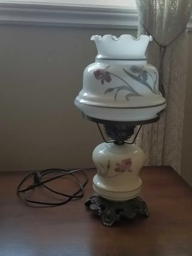 Vintage Porcelain Hurricane Lamp in Indoor Lighting & Fans in City of Montréal - Image 3