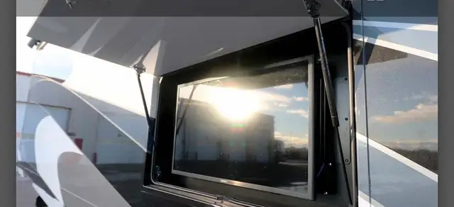 “REDUCED — 2018 Berkshire 39A — 52,000 km — in RVs & Motorhomes in Calgary - Image 21