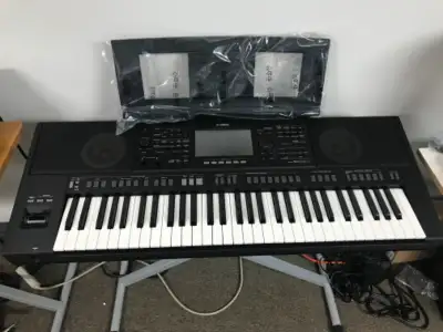 Clavier tout équipé. Il fait parti de la famille des Genos. Grande polyphonie avec jusqu’à trois son...
