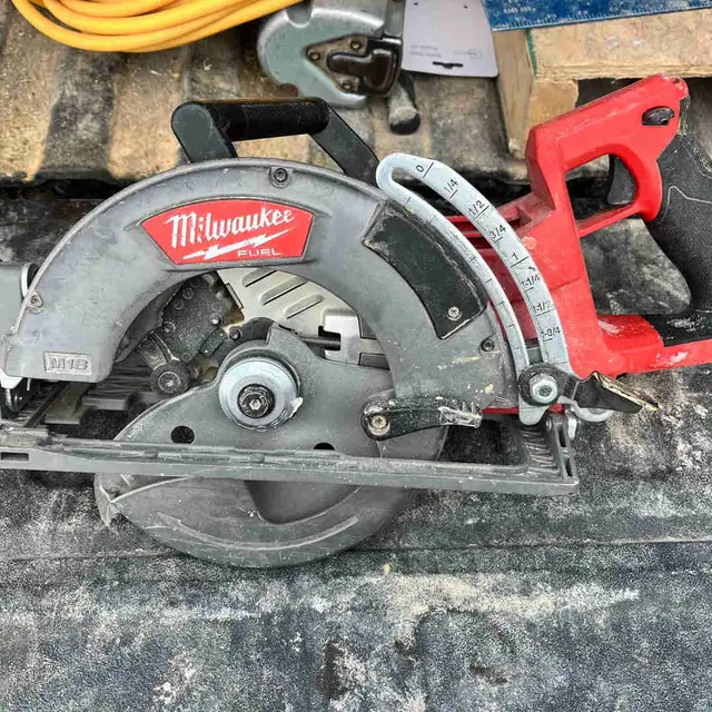 Milwaukee 7 1/4 Rear Handle Circular Saw in Power Tools in Oakville / Halton Region - Image 2
