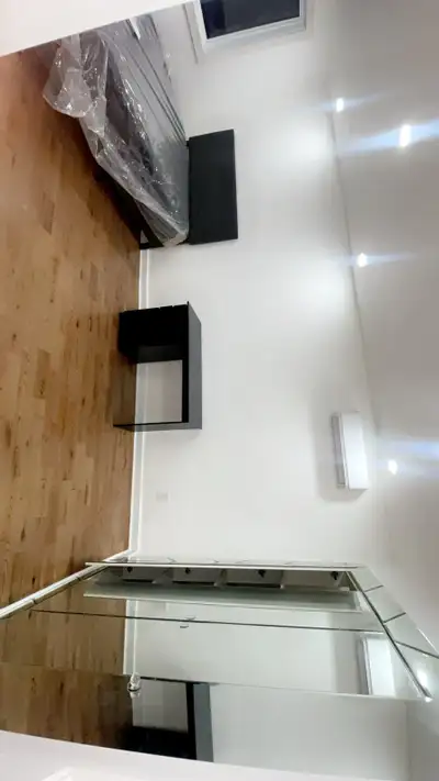 Superbe appartement haut de gamme de 1350 pi², entièrement meublé et rénové, situé à Montréal. Chaqu...