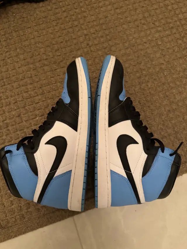 Air Jordan 1 size 10.5 UNC Toe MINT EXCELLENT CONDITION in Men's Shoes in Hamilton - Image 3