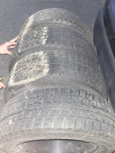 J'offre un ensemble de quatre pneus d'hiver Dunlopp Winter Maxx 2 de dimension 205/60R16, parfaits p...