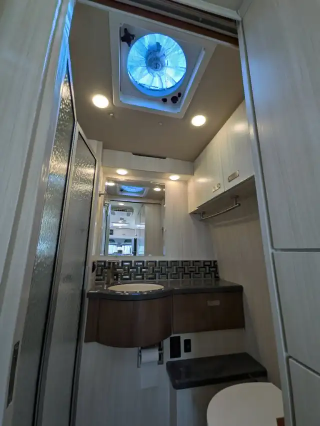 2014 MERCEDES SPRINTER WINNEBAGO CAMPER VAN in RVs & Motorhomes in Edmonton - Image 8