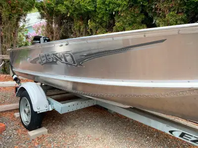 2017 New Lund 12 foot aluminum boat EZ load trailer, 9.9 mercury outboard. 2017 Bought it for retire...