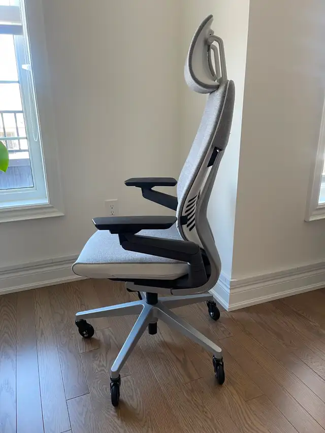 Steelcase Gesture Chair With Headrest & Lumbar Grey/White Mint in Chairs & Recliners in City of Toronto - Image 3