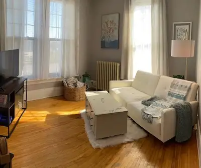 One-bedroom apartment + den located in a beautiful century home. Bright, clean, quiet and respectabl...