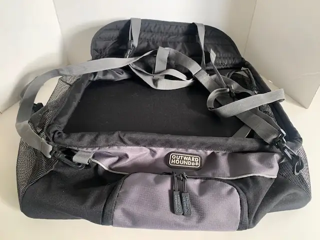 Pet Dog or Cat Booster / Carseat by Outward Hound in Accessories in Brantford - Image 2