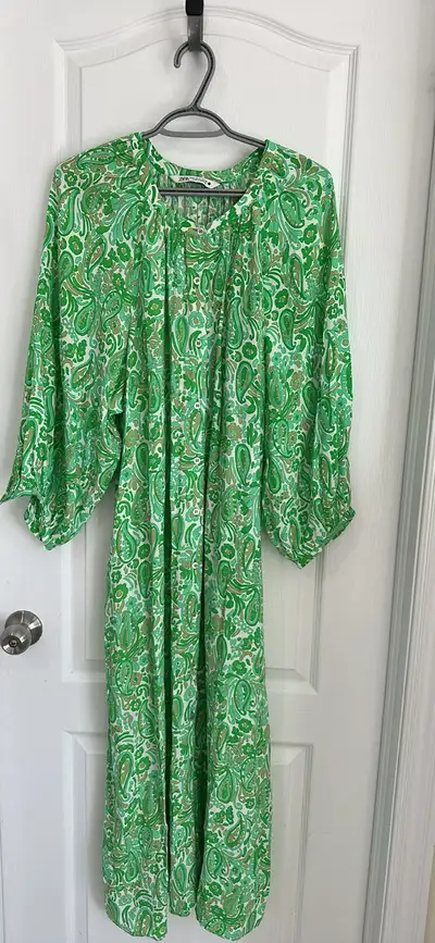 This is a beautiful Zara dress, featuring a vibrant green paisley print and a comfortable, flowing d...