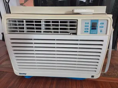 Climatiseur Danby 12000 BTU a vendre. Excellent état. Raison de la vente, achat climatiseur central.