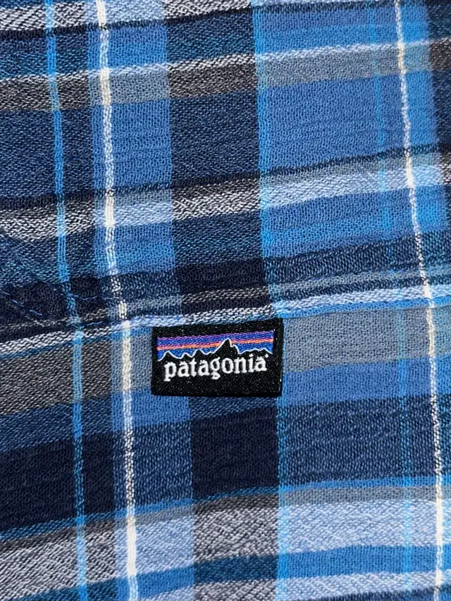 Patagonia Organic Cotton Button Down Shirt Sleeve Shirt - Medium in Men's in Calgary - Image 4