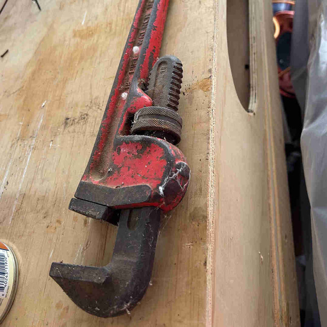 Pipe wrench 18”. 1/4-2 1/2”. See pictures. in Hand Tools in London